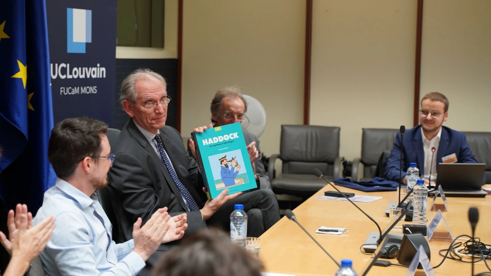 Professeur Louis le Hardÿ de Beaulieu tenant le livre Haddock