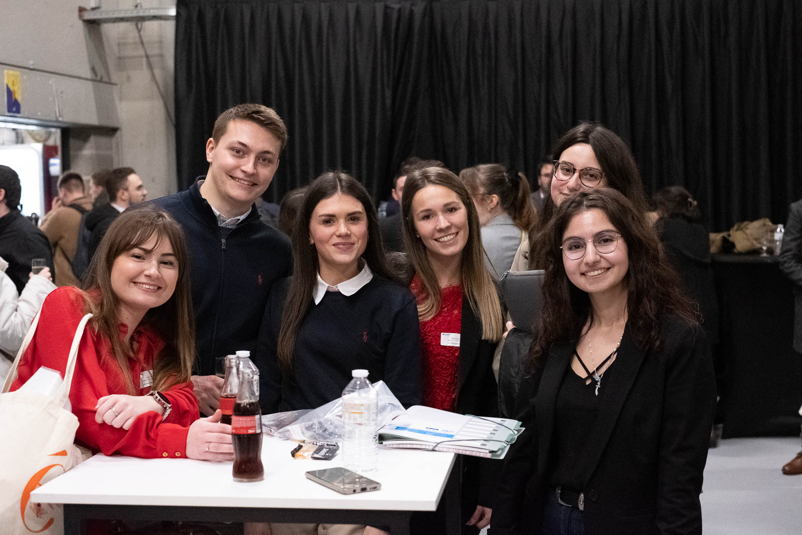 Job Fair - un groupe d'étudiants autour d'une table haute