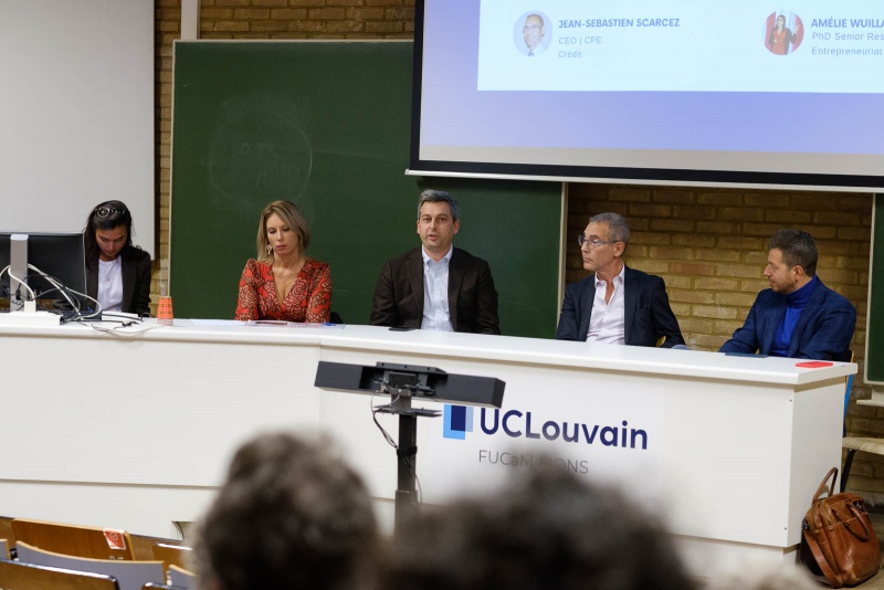 Développer sa résilience pour faire face aux périodes de crises - 2022 - ALIFUCaM - Les intervenants se tiennent devant l'auditoire assis à un grand bureau