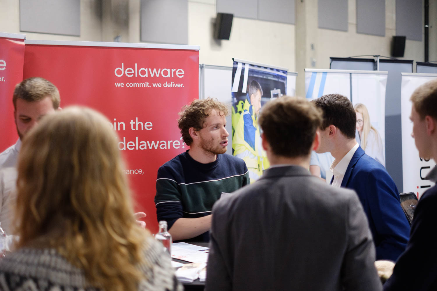 ALIFUCaM - LSM Job Fair - un ancien étudiant représentant Delaware répond aux questions d'étudiants