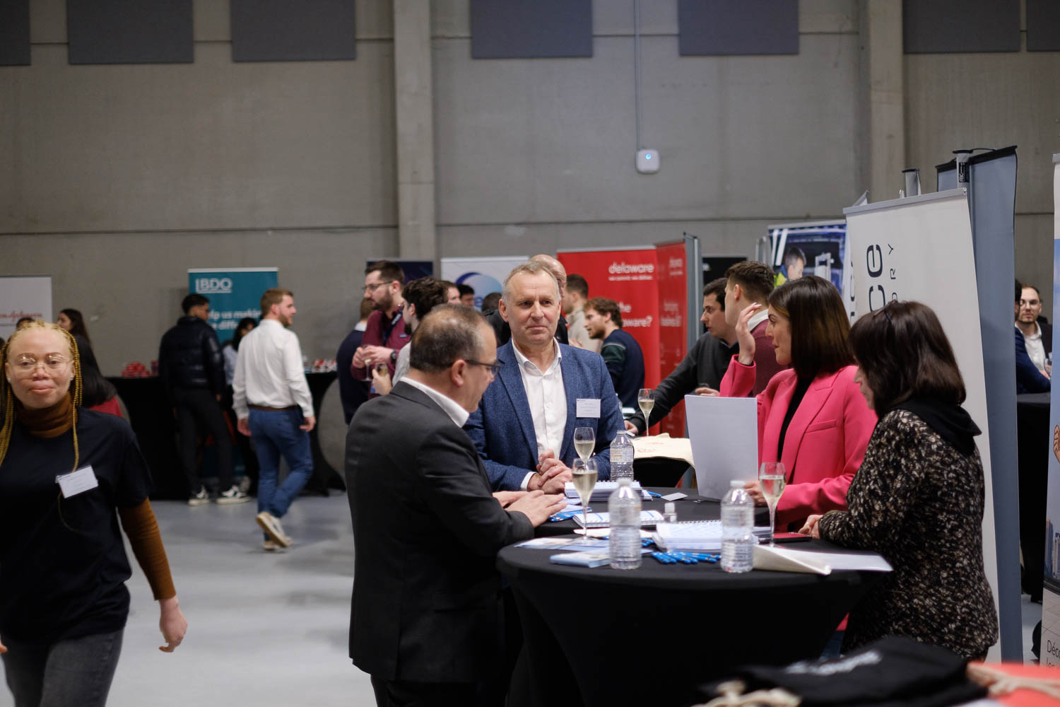 Job fair et Drink Alumni - ALIFUCaM - 2024 - Ensemble de stands de différentes entreprises