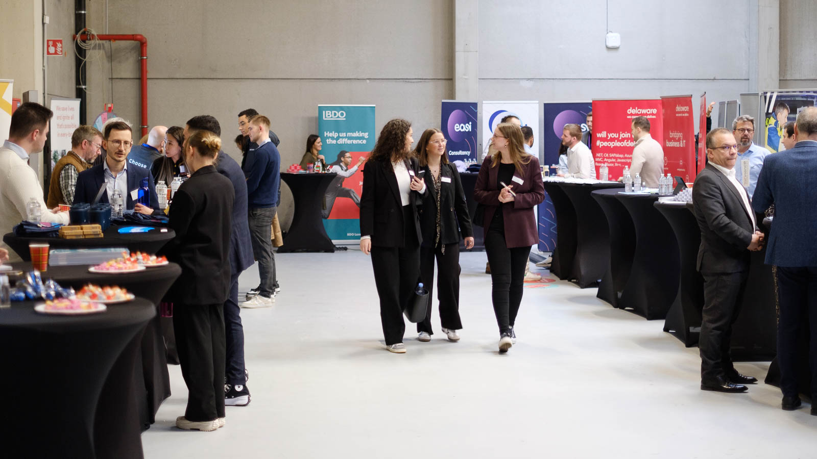 Job fair et Drink Alumni - ALIFUCaM - 2024 - Ensemble de stands de différentes entreprises