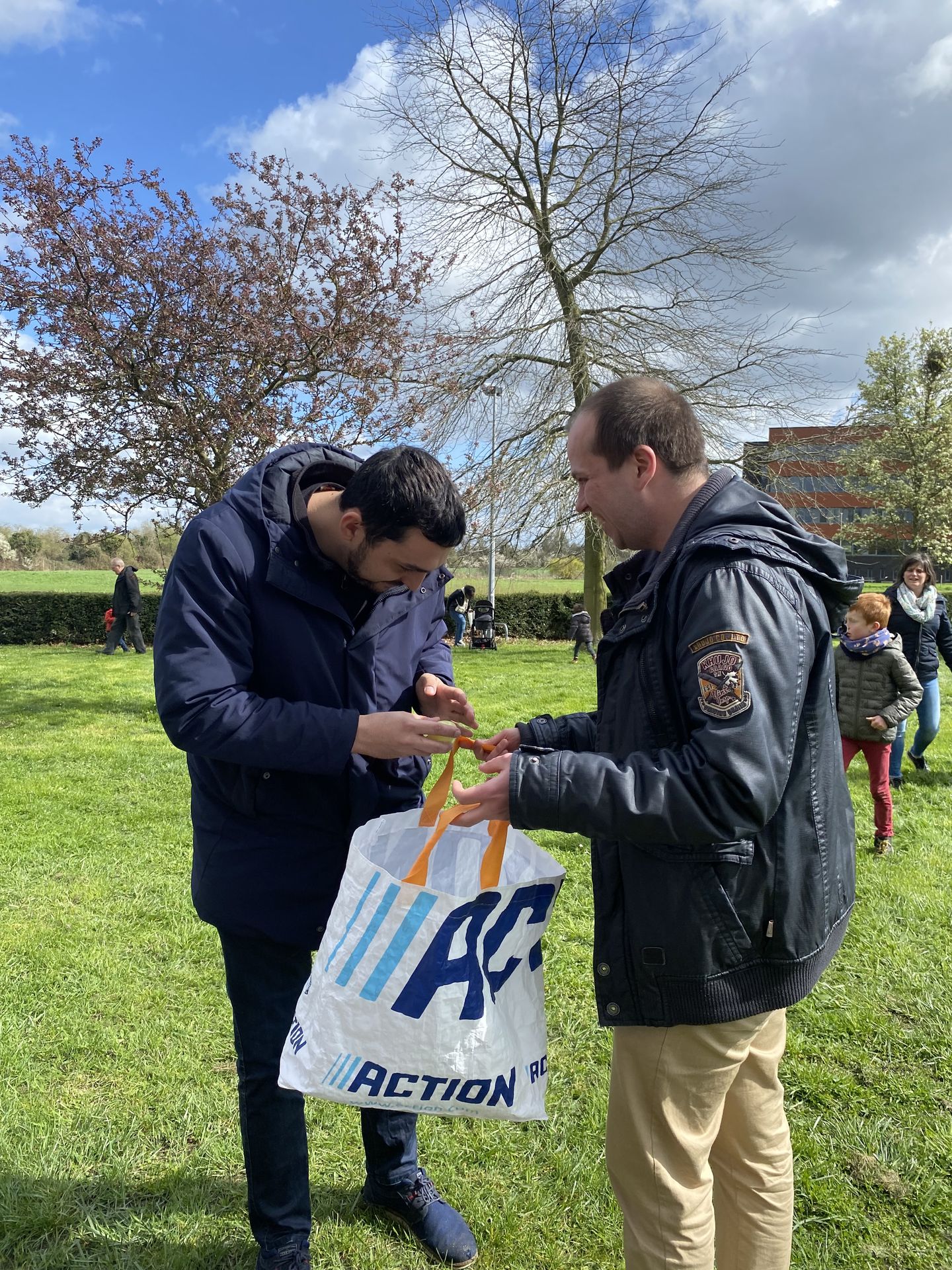 ALIFUCaM - deux hommes rassemblent leurs oeufs dans un sac Action