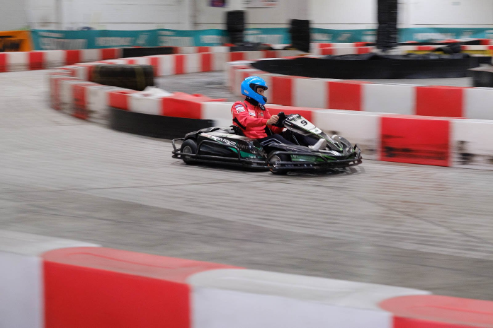 Karting - 2022 - ALIFUCaM - Un participant à l'événement faisant du Karting