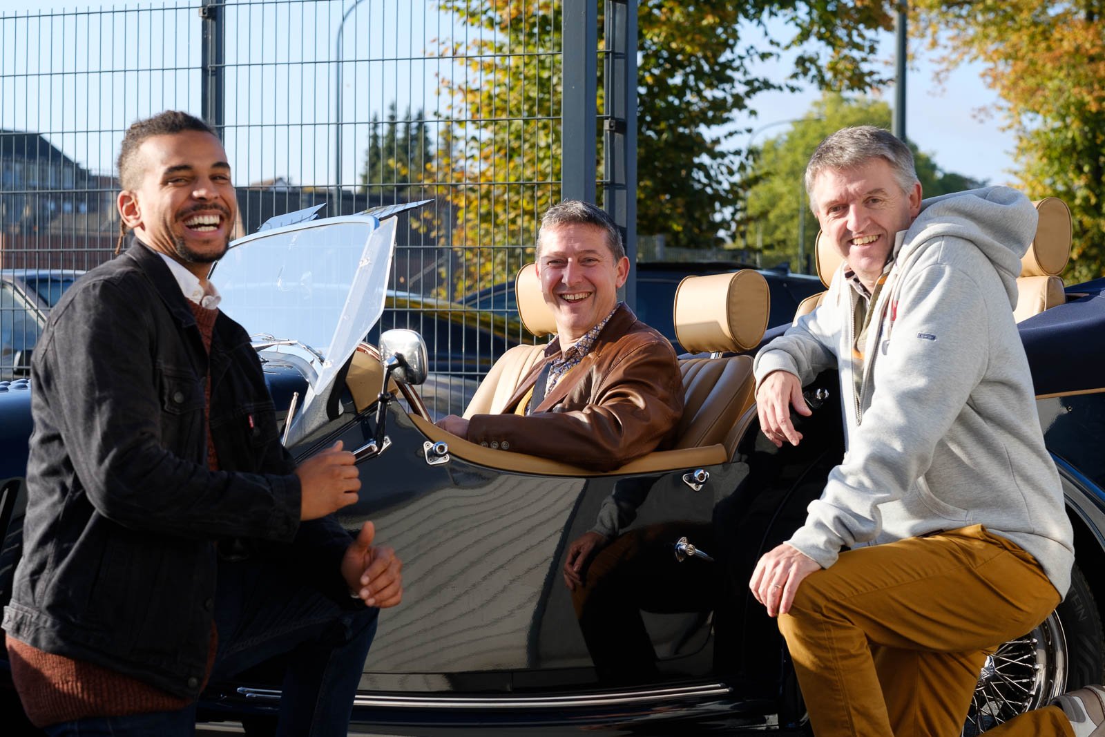 Karting - 2022 - ALIFUCaM - Trois hommes autour d'une voiture ancienne