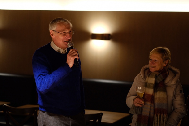 Visite de la Brasserie St-Feuillien - 2022 - ALIFUCaM - Un homme fait un discours et une dame boit une bière
